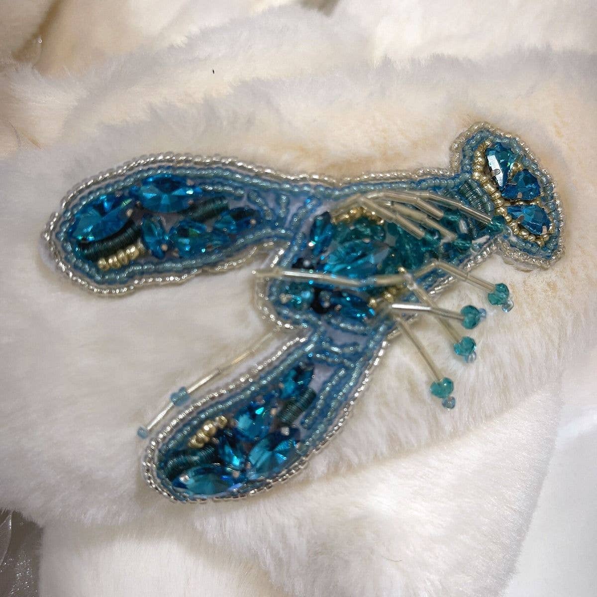 Pantoufles en forme de homard ornées de bijoux, crème/bleu.