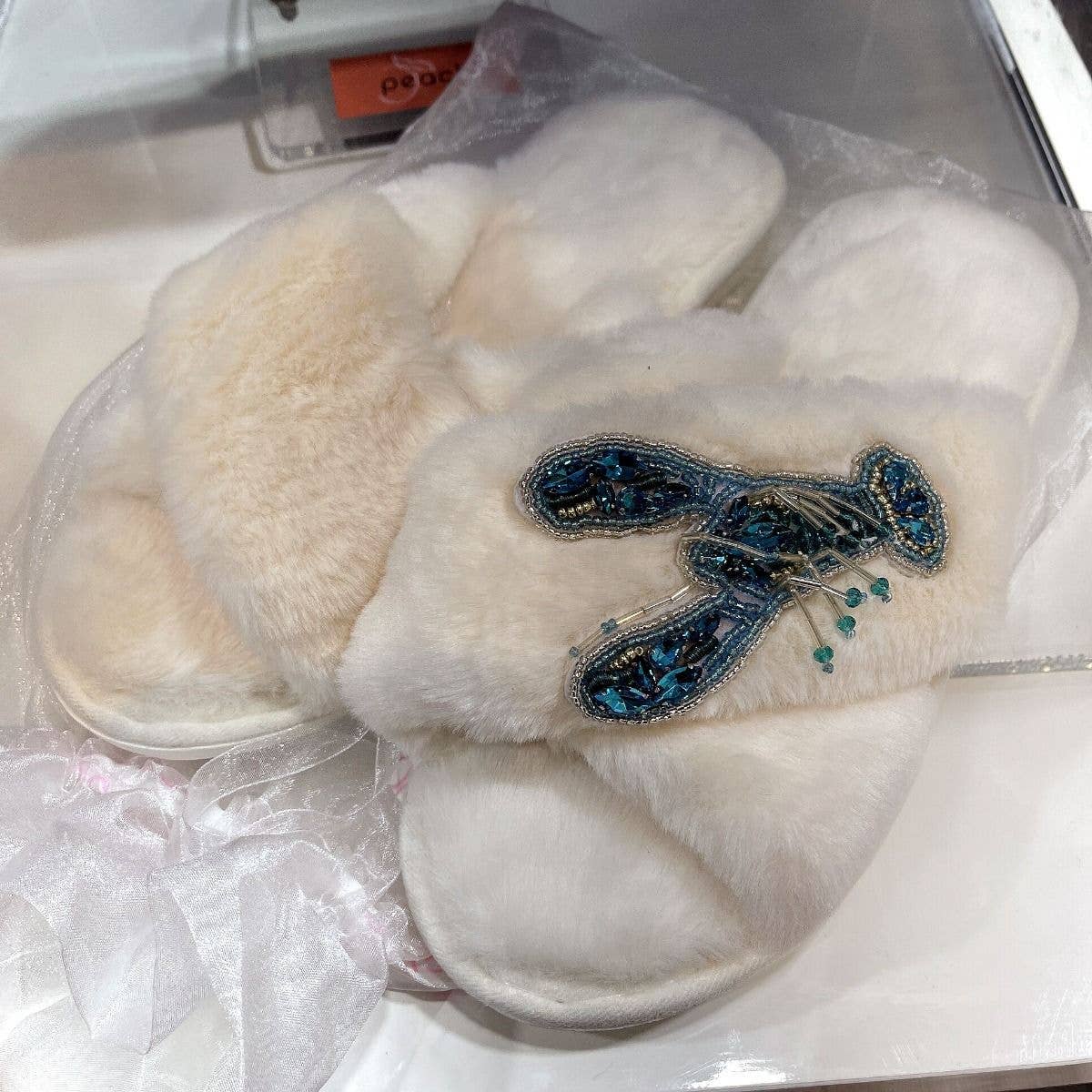 Pantoufles en forme de homard ornées de bijoux, crème/bleu.